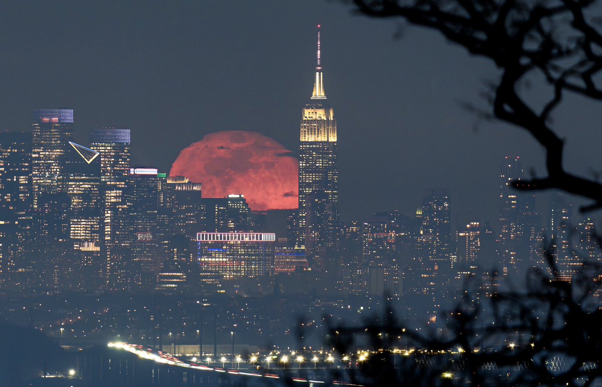 DanTVusa's tweet image. Tonight’s Moon rising above midtown Manhattan. 🌕
Photographed this from over 15 miles away in New Jersey. 
#NewYorkCity #WormMoon