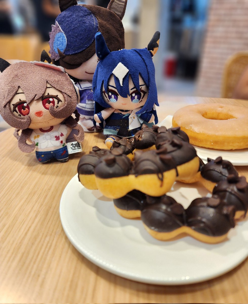 For xina's birthday request, she'll eat pon de ring that resemble to gentil's donuts hairstyle ☺️💙
feat. my bestie's rice shower nui 💙💜