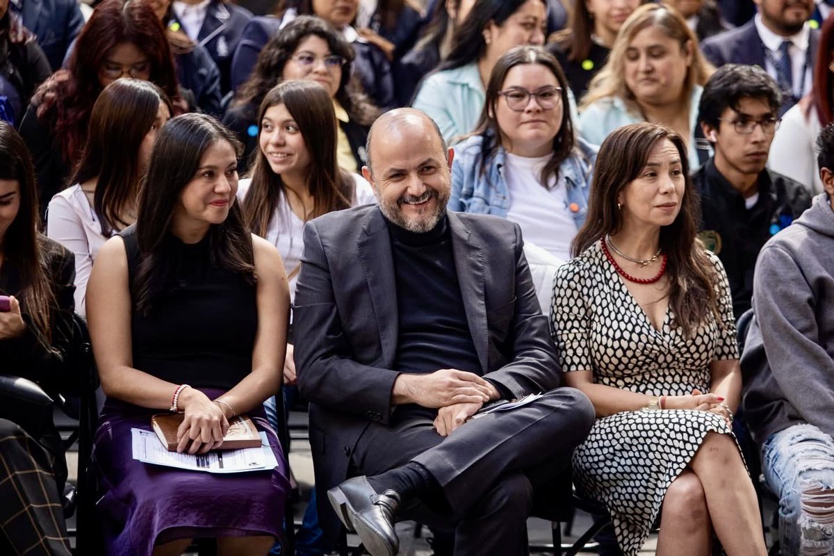 rvillanueval's tweet photo. Hoy tuve la oportunidad de participar, junto con el secretario @mario_delgado, en el primer Foro Nacional “Más allá de las pantallas: impacto de las tecnologías digitales en la educación y en la salud mental”, un debate global que hoy la @SEP_mx y @UNESCOMexico impulsan en colaboración para traerlo a la conversación nacional. 🇲🇽 

Fue muy valioso escuchar a especialistas nacionales e internacionales compartir sus reflexiones y experiencias sobre uno de los temas que más nos interpelan en este momento: cómo acompañar a nuestras juventudes en un mundo cada vez más digital.

Estos espacios nos recuerdan que, más allá de las pantallas, lo más importante siguen siendo las personas: su bienestar, su salud mental y las oportunidades que desde la educación podemos abrir para su futuro. 👏🏼