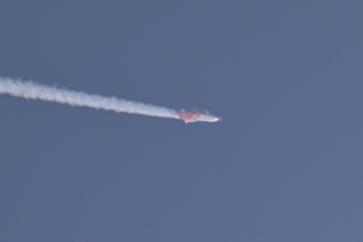LiveLongPrspr_V's tweet photo. カイロスロケット3号機の打ち上げの写真です。

1枚目：リフトオフから約16秒後、航跡を描き飛翔するロケット
2枚目：リフトオフから約1分10秒後、爆発？
3枚目：リフトオフから約1分13秒後、2度目の爆発？
4枚目：リフトオフから約1分40秒後、タンブリングするロケット https://t.co/I0juIGVJnX