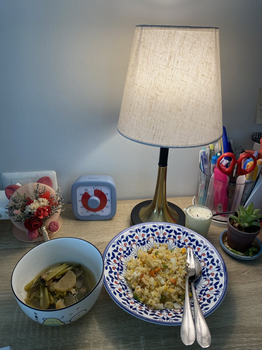 อยู่บ้านคือสบายสุดลืมตาปุ๊บแม่ถามปั๊ปวันนี้มีกับข้าว 1,2,3 จะกินอะไร แต่ถ้าอยากกินอะไรเป็นพิเศษ ให้บอกล่วงหน้าเช้ามากับข้าวจะมาตั้งรอแล้ว การมีแม่อยู่ด้วยคือพิเศษที่สุดในโลก