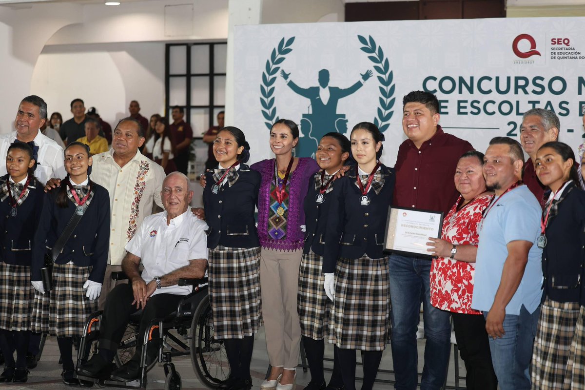🇲🇽🏅 La presidenta municipal <a href="/anapatyp/">Ana Patricia Peralta</a> premió a las y los ganadores del 5º Concurso Municipal de Escoltas Nivel Secundaria 2025–2026.

En total fueron 150 estudiantes de 14 escuelas que participaron en la final…
(1/2)