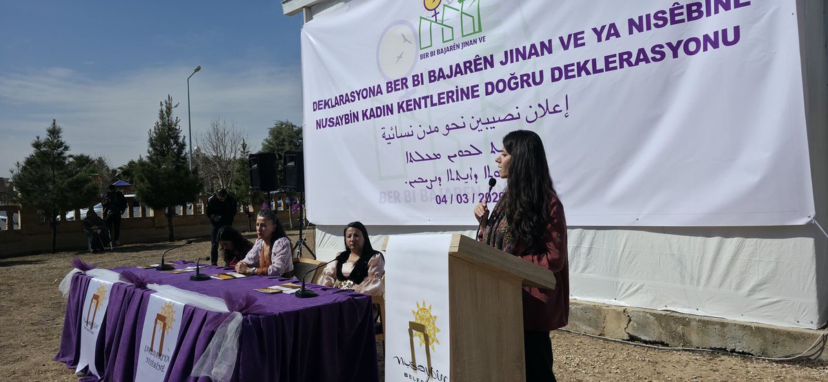 artuklubeltr's tweet photo. 🟣“NUSAYBİN KADIN KENTLERİNE DOĞRU” DEKLARASYONU AÇIKLANDI

Eşbaşkanımız Münevver Ölker ve Eşbaşkan Yardımcımız Gülgen Doğan, “Nusaybin Kadın Kentlerine Doğru Deklarasyonu” programına katılım sağladı.

NAVJIN Kadın Yaşam ve Dayanışma Merkezi’nde gerçekleştirilen açıklamayla birlikte, Nusaybin Kadın Kenti olarak ilan edildi.

Programa, Nusaybin Beldiyesi Eşbaşkanı Av. Gülbin Şahin Dağhan, Mardin Milletvekilimiz Bêrîtan Güneş Altın, Mardin Büyükşehir Belediyesi Eşbaşkanı Devrim Demir, DEM Parti Yerel Yönetimler Eşsözcüsü Canan Kebenç Özkan, Güneydoğu Anadolu Belediyeler Birliği Kadın Politikaları Müdürlüğü, Tevgera Jinên Azad (TJA), Barış Anneleri, MEBYA-DER, TUHAY-DER, Kadın Meclis Üyeleri, sivil toplum kuruluşları ve çok sayıda kadın katılım sağladı. 

Deklarasyon metni iki dilde okundu. Türkçe metni Eşbaşkanımız Av. Gülbin Şahin Dağhan, Kürtçe metni ise Devrim Demir paylaştı.

Deklarasyon; kadınların eşit, özgür ve güvenli biçimde yaşamın her alanında söz ve karar sahibi olmasını hedefleyen bir yol haritası olarak duyuruldu. Açıklamada, kentlerin nötr yapılar olmadığı; erkek egemenliğinin ve savaş politikalarının mekânda örgütlendiği vurgulandı.
Metinde, deklarasyonun Nusaybin’in kadınlar tarafından yeniden kurulmasına yönelik ortak irade olduğu belirtilerek, kadınların kente dair söz ve karar hakkını geri aldığı ifade edildi.

Kadın mücadelesinin yerel yönetimler ile sivil toplum örgütlerinin ortak emeğiyle güçleneceği ve bu dayanışmanın kadın özgürlükçü yerel yönetim anlayışının kalıcılaşmasında önemli rol oynayacağı kaydedildi.

~~~

🟣 DEKLARASYONA “BER BI BAJARÊN JINAN A NISÊBÎNÊ VE”  HATE RAGIHANDIN

Hevşaredara me Münevver Ölker û Alîkara Hevşaredarên me Gülgen Doğan beşdarî bernameya “Deklarasyona Ber Bi Bajarên Jinan a Nisêbînê” bûn.

Bi daxuyaniya ku li NAVJIN Navenda Hevgirtin û Jiyanê ya Jinê pêk hat, Nisêbîn wekî Bajarê Jinê hate îlan kirin.

Li bernamey Hevşaredara Nisêbînê Av. Gülbin Şahin Dağhan, Parlamentera Mêrdînê Bêrîtan Güneş Altın, Hevşaredara Bajarê Mezin a Mêrdînê Devrim Demir, Hevberdevka Rêveberiyên Herêmî ya DEM Partiyê Canan Kebenç Özkan, Gerînendetiya Polîtîkayên Jinê ya Yekîtiya Şaredariyên Herêma Başûrê Rojhilatê Anadoluyê, Tevgera Jinên Azad (TJA), Dayikên Aştiyê, MEBYA-DER, TUHAY-DER, Endamên Meclîsa Jinan, rêxistinên civaka sivîl û gelek jin beşdar bûn.

Metna deklarasyonê bi du zimanan hate xwendin. Metna tirkî ji aliyê Hevşaredara Nisêbînê Av. Gülbin Şahin Dağhan ve, metna kurdî jî ji aliyê Devrim Demir ve hate parvekirin.

Deklarasyon wekî nexşeriyek hate ragihandin ku armanca wê ew e ku jin bi awayekî wekhev, azad û bi ewle li hemû warên jiyanê xwedî gotin û biryar bin. Di daxuyaniyê de hate kirpandin ku bajar ne avahiyên bêalî ne; serdestiya mêrane û polîtîkayên şer li van deran hatine rêxistinkirin. Di metnê de hat diyarkirin ku ev deklarasyon iradeya hevpar a jinan e, ji bo ku Nisêbîn ji aliyê jinan ve ji nû ve were avakirin û jin mafê xwe bi dest bixe li ser bajar di gotin û biryarê de hebe.

Hat diyarkirin ku têkoşîna jinan bi hevkariya rêveberiyên herêmî û rêxistinên civaka sivîl dê bihêztir bibe û mayînde bike û ev hevgirtin dê feraseta rêveberiya herêmî ya azadiya jinê de rolek girîng bilîze.