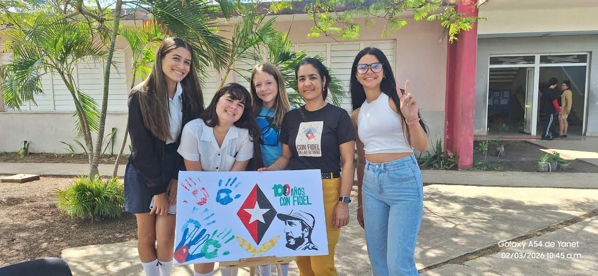bjm_arte's tweet photo. #BjmPresente Desde Rafael Freyre municipio de Holguín en la comunidad Aguada la Piedra, la instructora de arte Yanet Mendoza Paján y estudiantes de 10mo grado activan la Red Muralista en honor al centenario del Comandante eterno Fidel Castro Ruz. @MeyvisEstevezE #100AñosConFidel https://t.co/SYDPKp68WL
