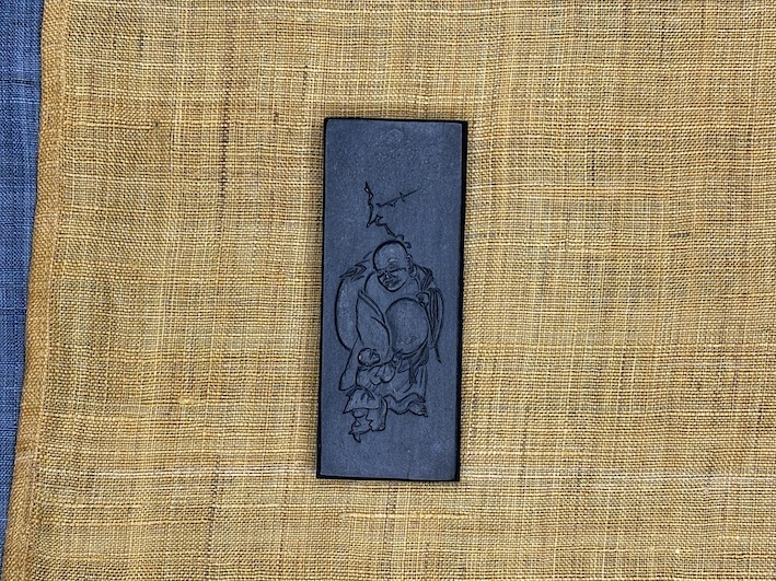 奈良、古梅園製墨販売部でございます。 本日は極端な青色を避けた青墨