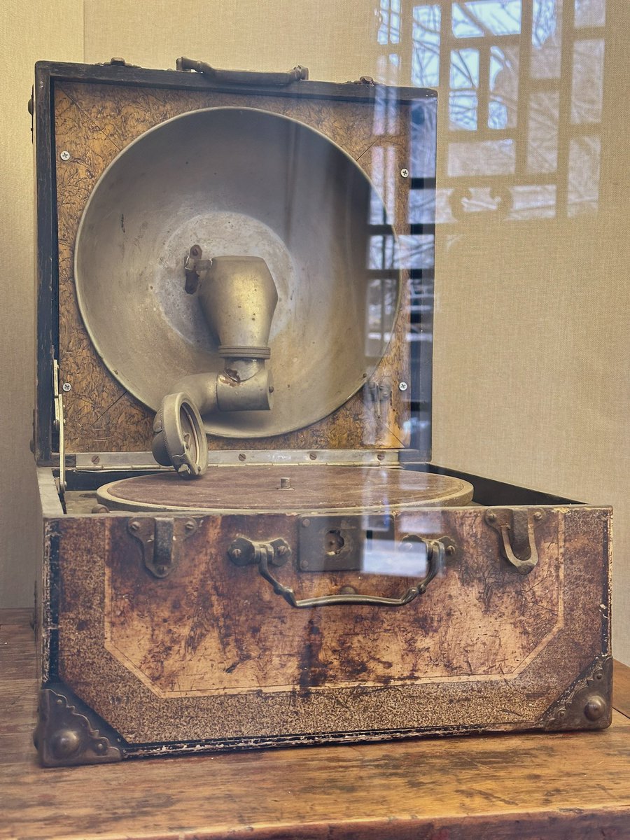 david_andrew123's tweet photo. These vintage gadgets ๐ป๐ are pure nostalgia! From the Edison phonograph to the rotary phone, theyโre charming relics of a bygone era.
#VintageTech #EdisonPhonograph #NostalgicVibes https://t.co/AmBuX1Hw9B