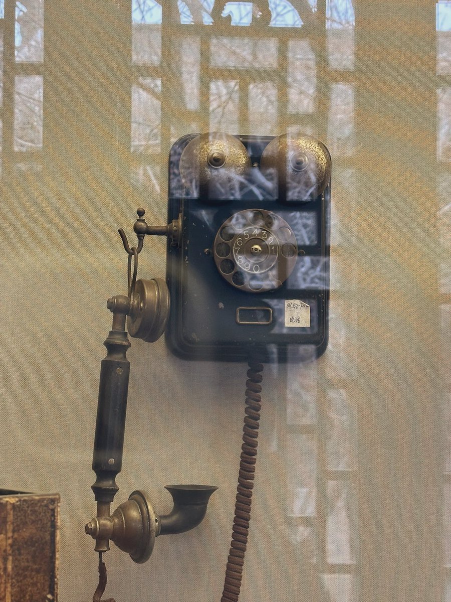 david_andrew123's tweet photo. These vintage gadgets ๐ป๐ are pure nostalgia! From the Edison phonograph to the rotary phone, theyโre charming relics of a bygone era.
#VintageTech #EdisonPhonograph #NostalgicVibes https://t.co/AmBuX1Hw9B