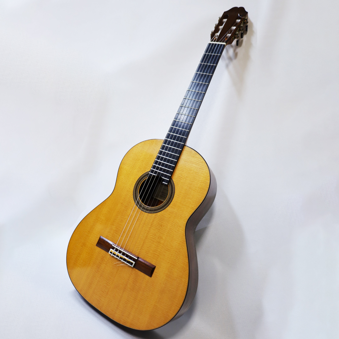 【新入荷情報】
＜アルベルト・ネジメ・オーノ　2015年 ブーシェモデル＞

フランスの名工ロベール・ブーシェに外観を準拠したモデルで、内部構造は禰寝氏のオリジナルです。
細かな傷や擦れはありますが目立たず、ネックはやや順反りながら問題ない状態です。

楽器詳細
guitarra.jp/kobetu/?pictur…