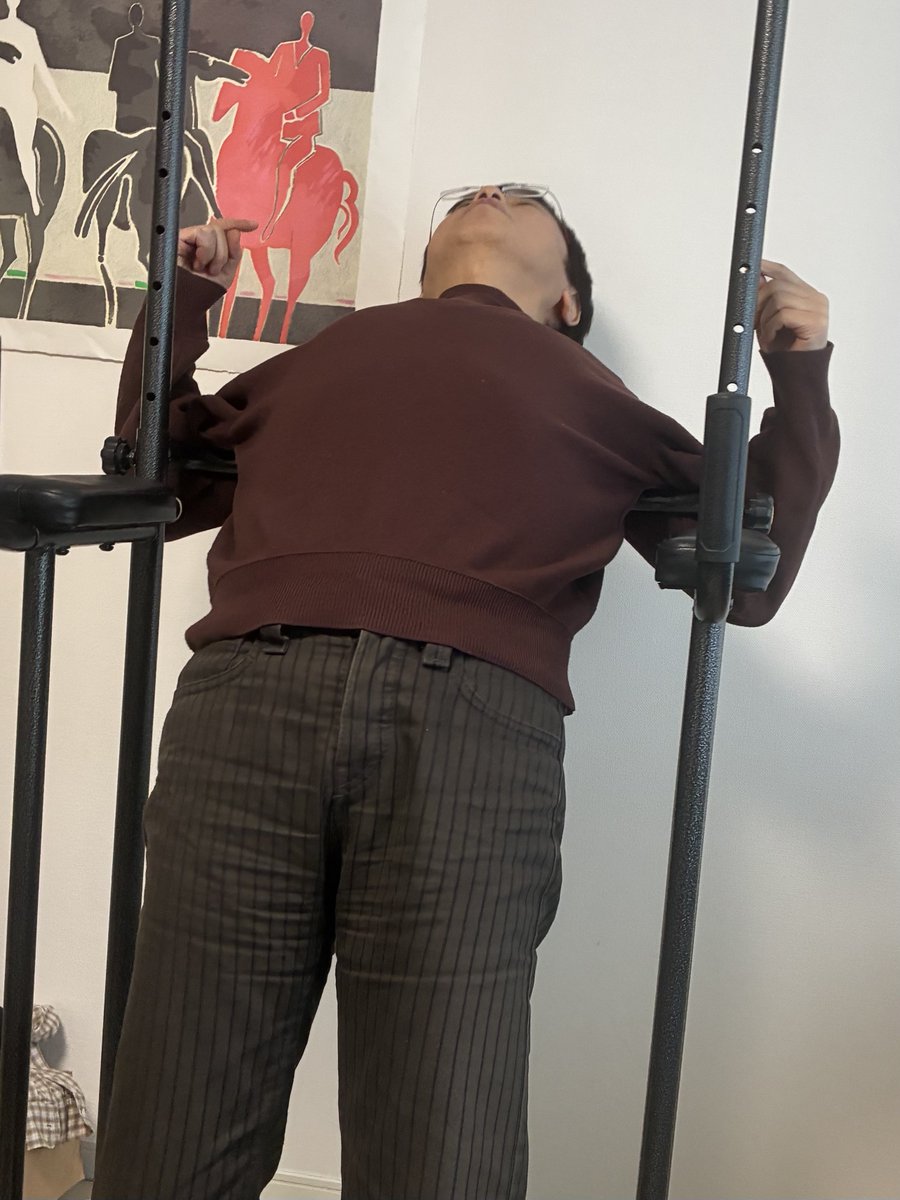 中村航先生のお気に入りの場所。

本日もぶら下がったり〜天井を見上げたり〜
凝り固まった体をストレッチされていました🙆🏻‍♀️笑

これからスタッフも
中村先生の普通の日々を
ぽつぽつ発信していきます😆

次はどんなポストが見たいですか？💭
よければコメントください😊

byスタッフあやまる