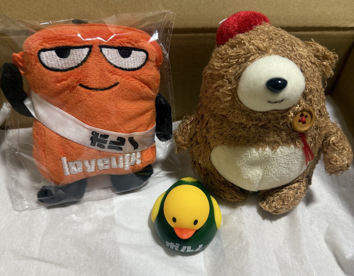 pornoyellow's tweet photo. 4月下旬発送となっていたポレンジくんぬいぐるみ昨日届いた🎶
お気に入りのクマとぽひるとポレンジくんとで記念撮影📷
お友達になったよ😊 https://t.co/F11wln4DgS