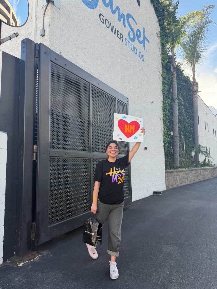 MileyCyrusMex's tweet photo. 💛💜✨ Ella es Bethzalie y viajó desde México 🇲🇽 hasta L.A. para la grabación especial del aniversario 20 de Hannah Montana. Y aquí nos cuenta un poco de su experiencia: 

“Todo fue MARAVILLOSOOOO! 💜💛🥹 un sueño está experiencia.

Llegué muy puntual a las 7:15 a.m. a hacer fila, ya había alreadedor de 15 smilers más esperando.

Empezó a llenarse más y los del staff salieron a pedirnos nuestros tickets digitales e identificación y nos dieron un ticket físico. 

Alrededor de las 9:30 a.m. empezamos a hace algunas actividades (top secret), todo fue grabado. A las 10 a.m. finalmente entramos en todo momento se nos advertía de no grabar ni usar nuestros celulares.”