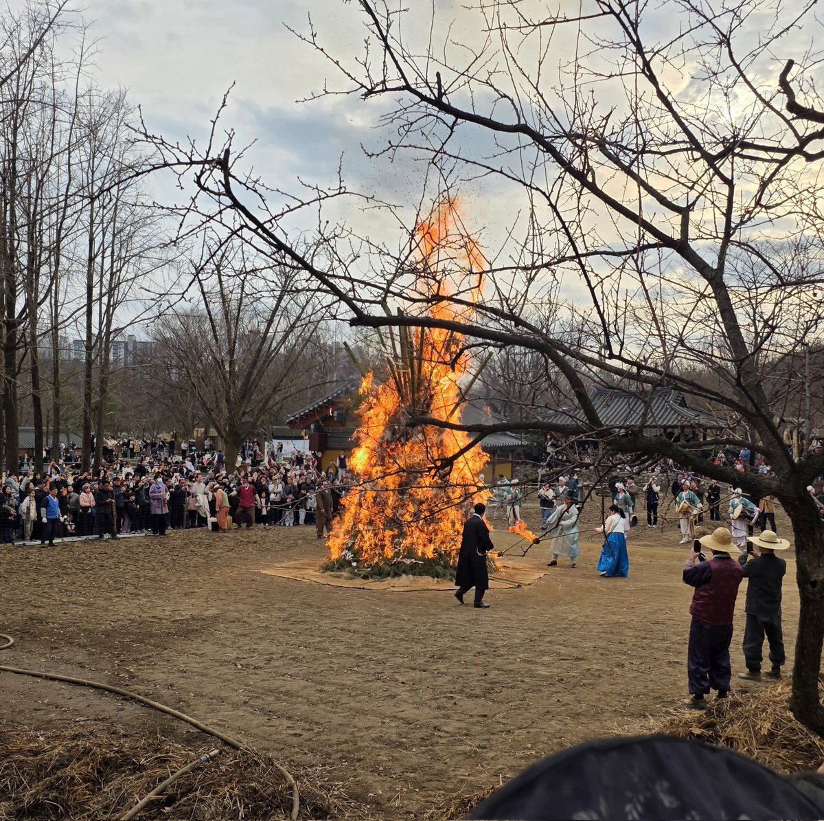 지난 주말이긴 하지만, 다같이 민속촌 다녀왔었습니다
내시는 생각 이상으로 아이들에게 인기가 많았다