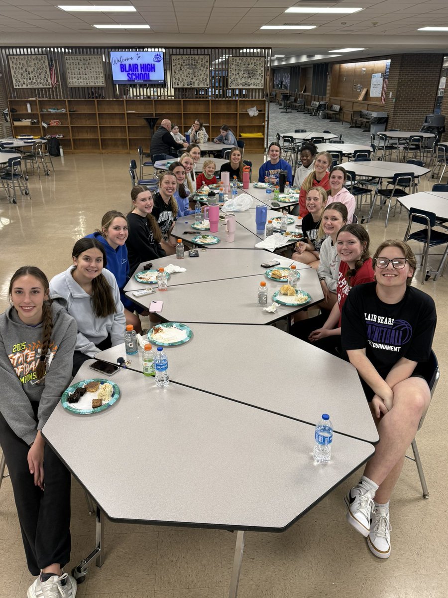 LadyBearsBHS's tweet photo. Thank you to @BlairBasketbal1 for providing supper for the team tonight! We’re all fed and ready to roll tomorrow! #Family https://t.co/fldlXR4R1P