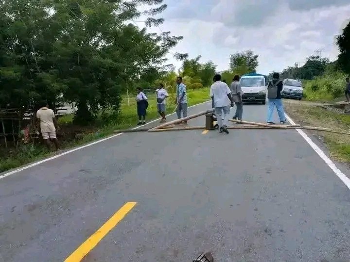 DarminRad's tweet photo. Breaking News 
Puluhan Siswa Memalang Jalan Raya. 😲😲😲😲
kisah menyedihkan terjadi aksi anak SMU 
Melakukan pemalang jalan raya sarmi jayapura karena akses ke sekolah yang jauh dan tidak mendapatkan tumpangan 
bus pelajar saat ini tidak beroperasi
√ sikon ini terjadi bertahun. https://t.co/YWKW0TalKH