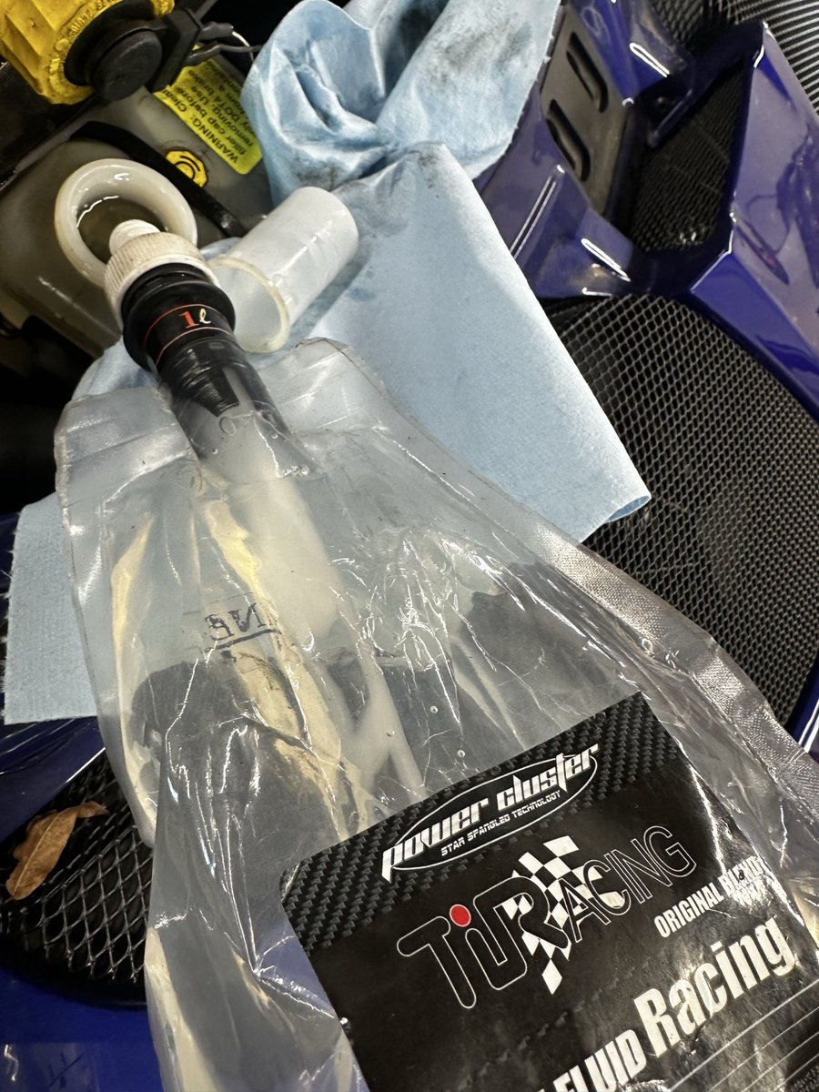 TiRacingtir's tweet photo. 🔵【エリーゼ整備④】
リアブレーキ続きます。
ノーマル
1ピースローター
288φ 6.1kg
Rdd リア専用
1ピースローター
288φ 5.0kg
左右で
2.2kgの軽量化!
バネ下重量が軽くなることで
運動性能もアップします。
最後に
ブレーキフルード交換してリフレッシュ!
これでリアブレーキ周りは
安心して走れる状態になりました👍
#エリーゼ
#Lotus
#Rdd
#ブレーキローター
#ブレーキフルード
#TiRACING