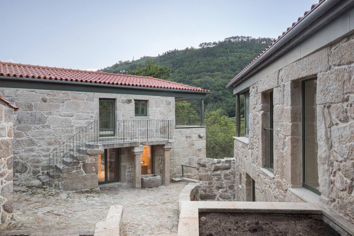 DesignedHomes's tweet photo. granite walls, terraced hillsides, two houses reading as one in a mountain village. The Sister Houses in Sistelo, northern Portugal by oitoo. 📷 Attilio Fiumarella https://t.co/gAVwUICI2V