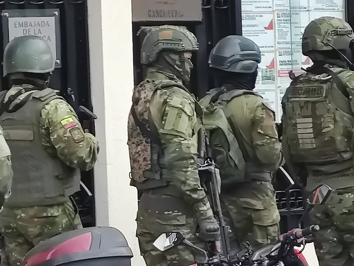 Una amiga ecuatoriana nos mandó esta foto: soldados enviados a ntra Embajada en Quito x el gob fascistoide y proyanqui d Noboa. "El pueblo d Ecuador sabrá defender los lazos d solidaridad y hermandad c/ Cuba", como afirma la Declaración del MINREX. Viva Nuestra América!!!