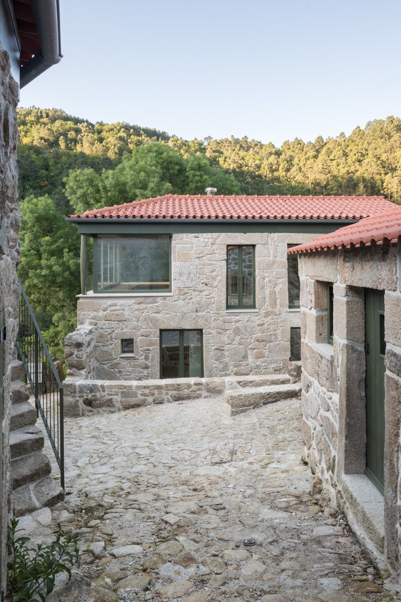 DesignedHomes's tweet photo. granite walls, terraced hillsides, two houses reading as one in a mountain village. The Sister Houses in Sistelo, northern Portugal by oitoo. 📷 Attilio Fiumarella https://t.co/gAVwUICI2V