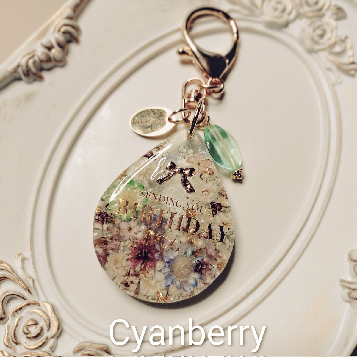 こんにちは☀大きめレジンのドライフラワー封入キーホルダー💛昼から