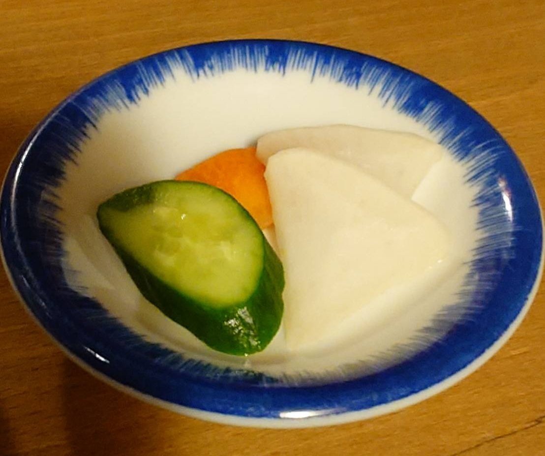 kadoya1's tweet photo. 同じ意見の人がいて俺の味覚は間違っていないのだと安心した。食べた瞬間、良い表現方法だと「くさや臭」、悪い表現方法だと「汚○臭」、ぬか床の中に何が入っているのだろう？と不安になる味。これが仙台の老舗酒場のぬか漬け��と言われれば何も言えないけど臭い食べ物が苦手な人には無理だと思う。 https://t.co/OCkfMfiGqd