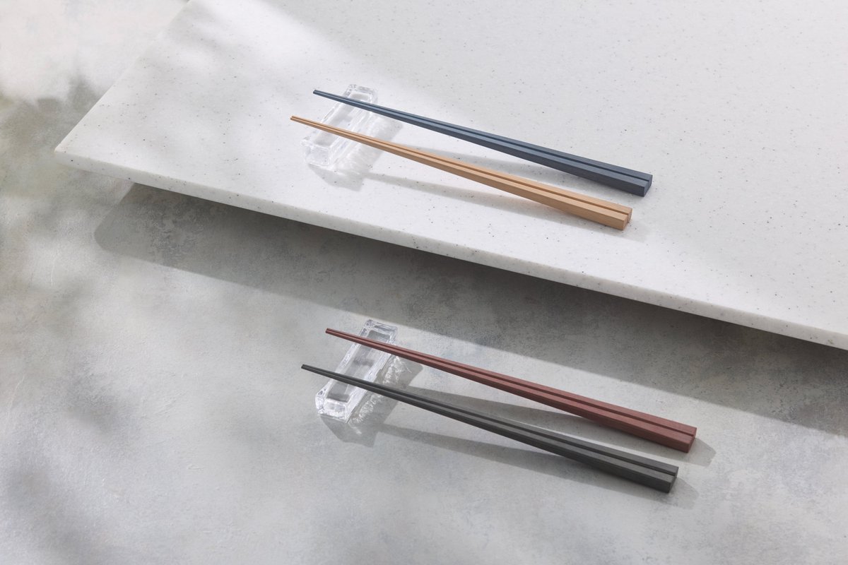 TakanoBamboo's tweet photo. 【制作事例】
株式会社アロットオブ様のオリジナル京竹箸「chikuzen」を制作しました。

ベースカラ���に白漆を重ねた、柔らかなパステル調の全4色を展開。
弊社の四角箸をベースに天面の削り方など細部を調整しました。

制作背景はこちらから
🔗https://t.co/gMeGOijl5Y https://t.co/W8NkJHITHp