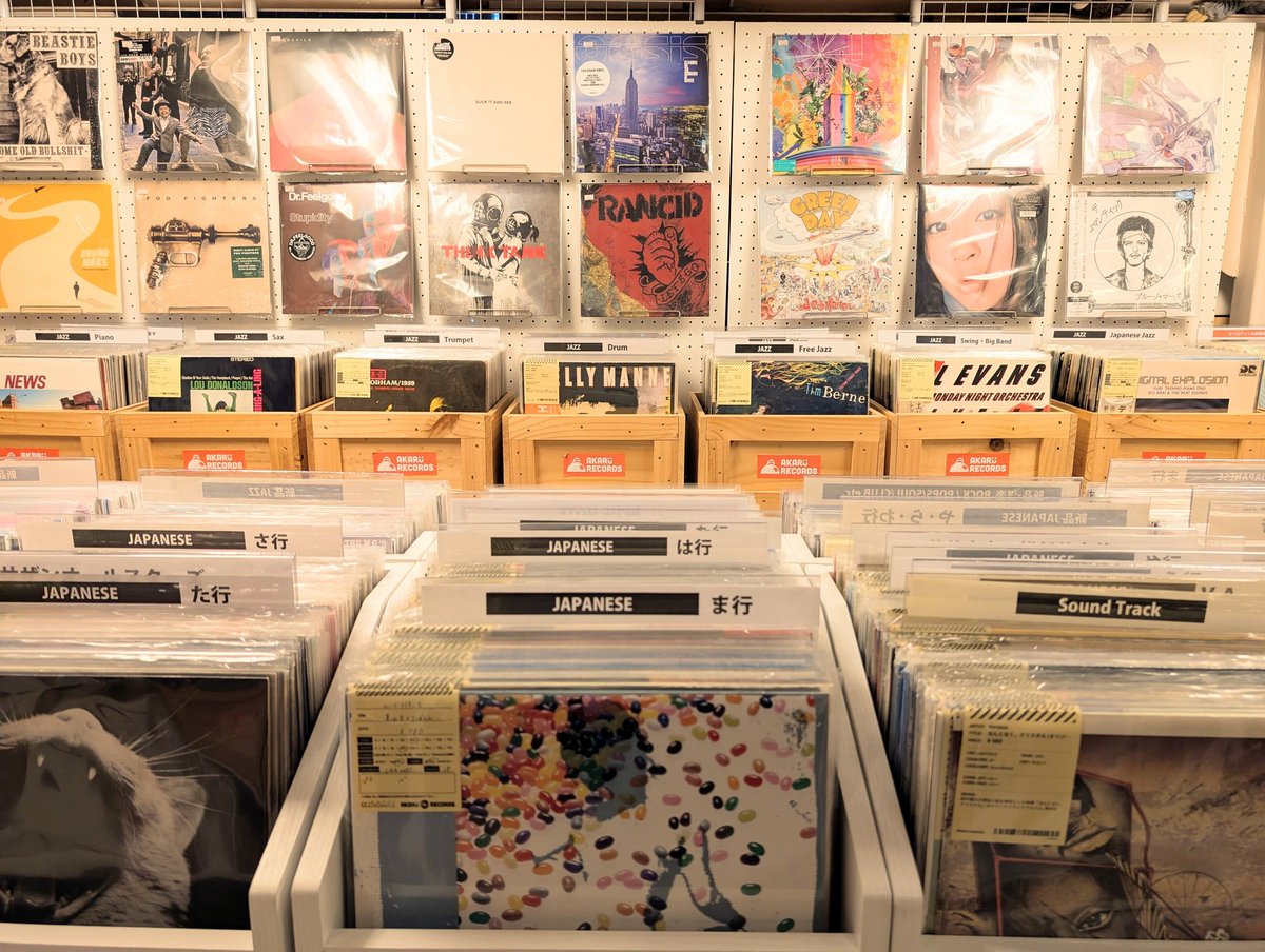 本日もオープン 今日は気持ちのいい晴れの東京。 散歩ついでにレコード