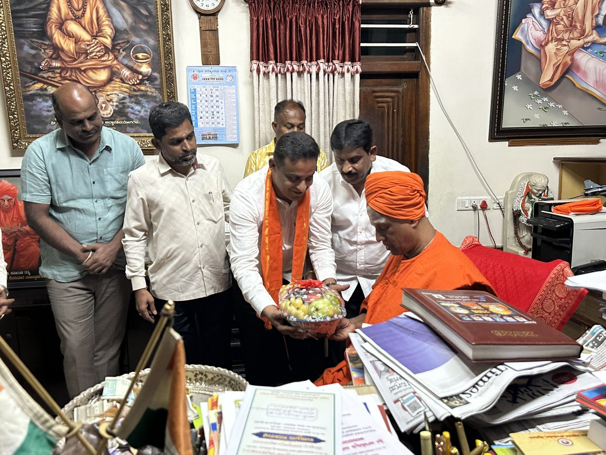 chilumeravik's tweet photo. ಪ್ರತಿಯೊಬ್ಬರಿಗೂ ಅನ್ನ ಅಕ್ಷರ ದಾಸೋಹದ ಮಹತ್ವವನ್ನು ತಿಳಿಸಿದ, ಸಮಾಜದ ಎಲ್ಲಾ ವರ್ಗದವರಿಗೂ ಯಾವುದೇ ಜಾತಿ ಬೇಧವಿಲ್ಲದೆ ಉಚಿತ ಅನ್ನ ಅಕ್ಷರ ದಾಸೋಹ ಸೇವೆಯನ್ನು ನಿರಂತರಗೊಳಿಸಿದ
ಧಾರ್ಮಿಕ-ಸಾಮಾಜಿಕ ಕಾರ್ಯಗಳಲ್ಲಿ ಸದಾ ಸಕ್ರಿಯವಾಗಿರುವ,  ಶತಮಾನಗಳ ಇತಿಹಾಸವಿರುವ ತುಮಕೂರಿನ ತಪೋಭೂಮಿ ಶ್ರೀ ಸಿದ್ದಗಂಗಾ ಮಠಕ್ಕೆ ಭೇಟಿ ನೀಡಿದೆವು,

ಇದೇ ವೇಳೆ ಸಾವಿರಾರು ವಿದ್ಯಾರ್ಥಿಗಳಿಗೆ ಉಚಿತ ವಿದ್ಯಾಭ್ಯಾಸ, ಅನ್ನ, ವಸತಿ ನೀಡಿದ ನಡೆದಾಡುವ ದೇವರು, ತ್ರಿವಿಧ ದಾಸೋಹಿ, ನಾಡಿನ ಕೀರ್ತಿಯನ್ನು ದೇಶದಾದ್ಯಂತ ಪ್ರಸಿದ್ಧಿಗೊಳಿಸಿದ,  ಪದ್ಮವಿಭೂಷಣ ಡಾ ಶ್ರೀ ಶ್ರೀ ಶ್ರೀ ಶಿವಕುಮಾರ ಮಹಾಸ್ವಾಮಿಗಳ ಗದ್ದುಗೆಗೆ ನಮಸ್ಕರಿಸಿ ಆಶೀರ್ವಾದ ಪಡೆದೆವು

ನಾನು ವಿದ್ಯಾಭ್ಯಾಸ ಮಾಡಿ ಶಿಕ್ಷಕ ವೃತ್ತಿಯ  ತರಬೇತಿ ಪಡೆದು ಸಂಸ್ಕಾರ ಮತ್ತು ಜೀವನದ ಮೌಲ್ಯಗಳನ್ನು ಅಳವಡಿಸಿಕೊಳ್ಳುವಂತೆ ಜ್ಞಾನೋದಯವಾದ
ವಿಶ್ವ ವಿಖ್ಯಾತ ಜ್ಞಾನಕೇಂದ್ರ  ಜ್ಞಾನದ ಚಿಲುಮೆಯಲ್ಲಿ ಸಮಯ ಕಳೆದನು ಈ ಸಂದರ್ಭದಲ್ಲಿ ನನ್ನ ಬಾಲ್ಯ, ಆಟ, ಶಿಸ್ತು, ಊಟ, ಗುರುಗಳ  ಆಶೀರ್ವಚನ, ಪಾಠ ಪ್ರಾರ್ಥನೆ, ಗೆಳೆಯರು ಎಲ್ಲರ ನೆನಪು ಮೆಲುಕುಹಾಕಿಕೊಂಡೆವು.

ಪರಮಪೂಜ್ಯ ಶ್ರೀ ಶ್ರೀ ಶ್ರೀ
ಸಿದ್ದಗಂಗಾ ಮಹಾಸ್ವಾಮಿಜಿಯವರ ಪಾದಗಳಿಗೆ ಭಕ್ತಿಪೂರ್ವಕವಾಗಿ ನಮಸ್ಕರಿಸಿ ಮುಂಬರುವ ಬಸವ ಜಯಂತಿ ಆಚರಣೆಯನ್ನು ರಾಜಾಜಿನಗರದಲ್ಲಿ ಆಚರಿಸಲು ಪೂರ್ವಭಾವಿಯಾಗಿ ಶ್ರೀಗಳಿಂದ ಮಾರ್ಗದರ್ಶನ ಪಡೆದ ಕ್ಷಣಗಳು.

#chilumeravikumar
#chilumeravikumarfoundation
#SiddagangaMutt
#DrShivakumaraSwamiji
#WalkingGod
#TrividhaDasoha