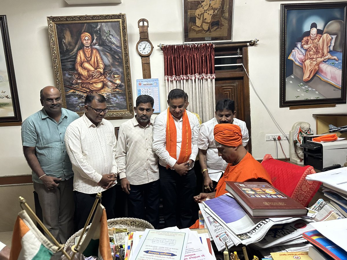 chilumeravik's tweet photo. ಪ್ರತಿಯೊಬ್ಬರಿಗೂ ಅನ್ನ ಅಕ್ಷರ ದಾಸೋಹದ ಮಹತ್ವವನ್ನು ತಿಳಿಸಿದ, ಸಮಾಜದ ಎಲ್ಲಾ ವರ್ಗದವರಿಗೂ ಯಾವುದೇ ಜಾತಿ ಬೇಧವಿಲ್ಲದೆ ಉಚಿತ ಅನ್ನ ಅಕ್ಷರ ದಾಸೋಹ ಸೇವೆಯನ್ನು ನಿರಂತರಗೊಳಿಸಿದ
ಧಾರ್ಮಿಕ-ಸಾಮಾಜಿಕ ಕಾರ್ಯಗಳಲ್ಲಿ ಸದಾ ಸಕ್ರಿಯವಾಗಿರುವ,  ಶತಮಾನಗಳ ಇತಿಹಾಸವಿರುವ ತುಮಕೂರಿನ ತಪೋಭೂಮಿ ಶ್ರೀ ಸಿದ್ದಗಂಗಾ ಮಠಕ್ಕೆ ಭೇಟಿ ನೀಡಿದೆವು,

ಇದೇ ವೇಳೆ ಸಾವಿರಾರು ವಿದ್ಯಾರ್ಥಿಗಳಿಗೆ ಉಚಿತ ವಿದ್ಯಾಭ್ಯಾಸ, ಅನ್ನ, ವಸತಿ ನೀಡಿದ ನಡೆದಾಡುವ ದೇವರು, ತ್ರಿವಿಧ ದಾಸೋಹಿ, ನಾಡಿನ ಕೀರ್ತಿಯನ್ನು ದೇಶದಾದ್ಯಂತ ಪ್ರಸಿದ್ಧಿಗೊಳಿಸಿದ,  ಪದ್ಮವಿಭೂಷಣ ಡಾ ಶ್ರೀ ಶ್ರೀ ಶ್ರೀ ಶಿವಕುಮಾರ ಮಹಾಸ್ವಾಮಿಗಳ ಗದ್ದುಗೆಗೆ ನಮಸ್ಕರಿಸಿ ಆಶೀರ್ವಾದ ಪಡೆದೆವು

ನಾನು ವಿದ್ಯಾಭ್ಯಾಸ ಮಾಡಿ ಶಿಕ್ಷಕ ವೃತ್ತಿಯ  ತರಬೇತಿ ಪಡೆದು ಸಂಸ್ಕಾರ ಮತ್ತು ಜೀವನದ ಮೌಲ್ಯಗಳನ್ನು ಅಳವಡಿಸಿಕೊಳ್ಳುವಂತೆ ಜ್ಞಾನೋದಯವಾದ
ವಿಶ್ವ ವಿಖ್ಯಾತ ಜ್ಞಾನಕೇಂದ್ರ  ಜ್ಞಾನದ ಚಿಲುಮೆಯಲ್ಲಿ ಸಮಯ ಕಳೆದನು ಈ ಸಂದರ್ಭದಲ್ಲಿ ನನ್ನ ಬಾಲ್ಯ, ಆಟ, ಶಿಸ್ತು, ಊಟ, ಗುರುಗಳ  ಆಶೀರ್ವಚನ, ಪಾಠ ಪ್ರಾರ್ಥನೆ, ಗೆಳೆಯರು ಎಲ್ಲರ ನೆನಪು ಮೆಲುಕುಹಾಕಿಕೊಂಡೆವು.

ಪರಮಪೂಜ್ಯ ಶ್ರೀ ಶ್ರೀ ಶ್ರೀ
ಸಿದ್ದಗಂಗಾ ಮಹಾಸ್ವಾಮಿಜಿಯವರ ಪಾದಗಳಿಗೆ ಭಕ್ತಿಪೂರ್ವಕವಾಗಿ ನಮಸ್ಕರಿಸಿ ಮುಂಬರುವ ಬಸವ ಜಯಂತಿ ಆಚರಣೆಯನ್ನು ರಾಜಾಜಿನಗರದಲ್ಲಿ ಆಚರಿಸಲು ಪೂರ್ವಭಾವಿಯಾಗಿ ಶ್ರೀಗಳಿಂದ ಮಾರ್ಗದರ್ಶನ ಪಡೆದ ಕ್ಷಣಗಳು.

#chilumeravikumar
#chilumeravikumarfoundation
#SiddagangaMutt
#DrShivakumaraSwamiji
#WalkingGod
#TrividhaDasoha