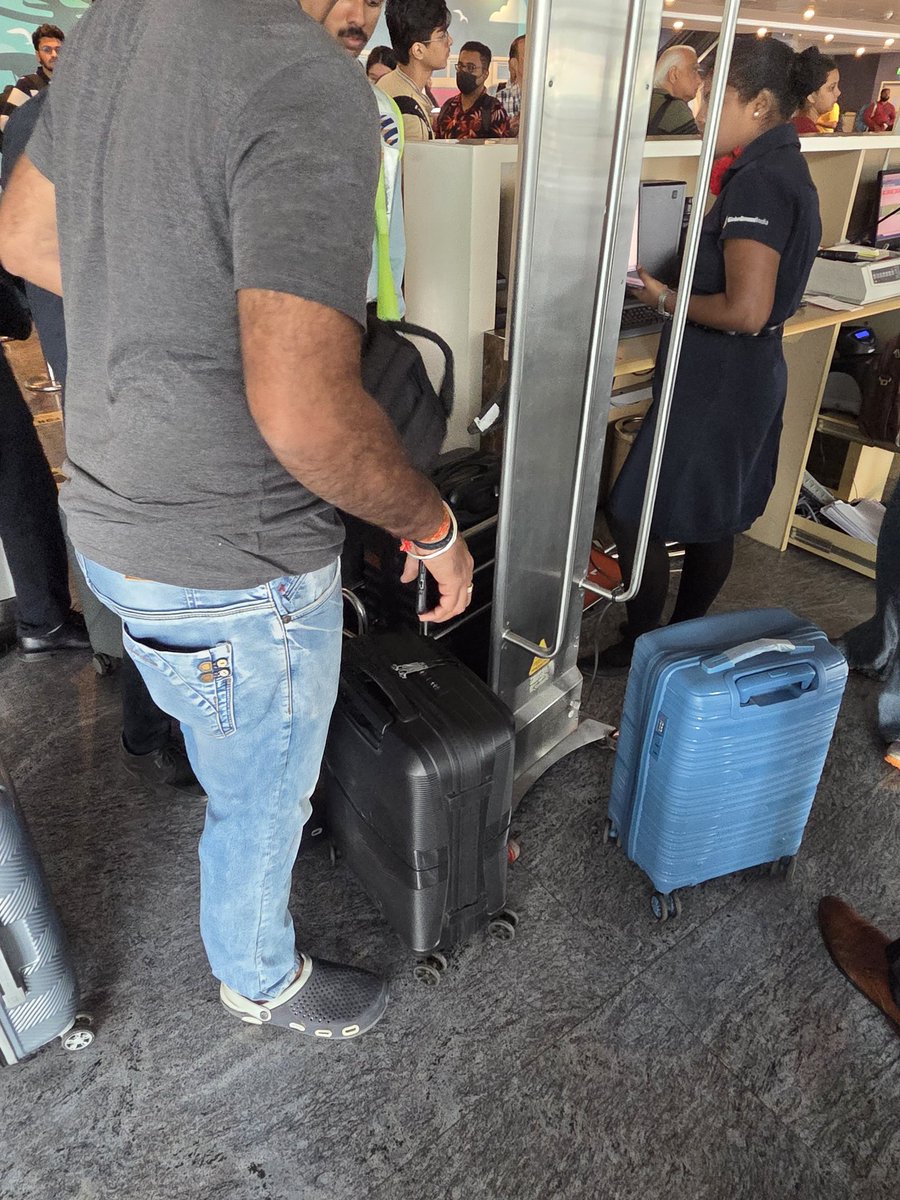twittaftab's tweet photo. Secret of @flyspicejet is still surviving. They weight every cabin luggage, charge even 1 kG @ 750. 
other airlines if you dont have check-in luggage they pass  bag into luggage section. Spicejet no, they are forcing at the last minute :) ha ha poor guys! Very nonSpicy jet https://t.co/kIU40ZwYK8