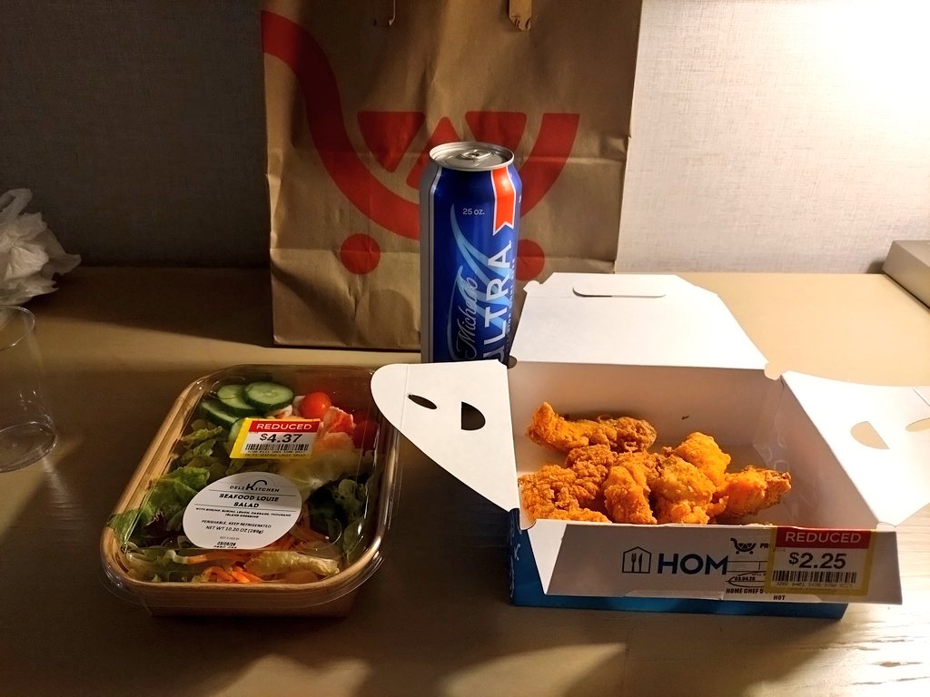 FUDEKAGE's tweet image. 本日の夕食。
LAは物価高いと聞いてたのと、このところ食べ過ぎなのとで、近くのスーパーで値引きシール貼ってたのセット😅
#ralphsfreshfare 
#elsegundo