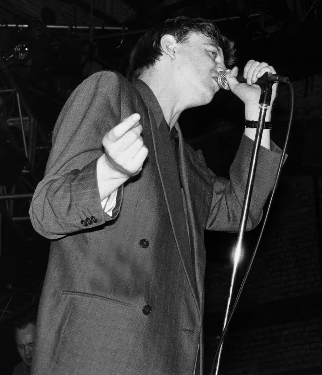 PunkRockStory's tweet image. In memory of Mark E. Smith, English singer, songwriter and only constant member of the Manchester post-punk band The Fall, born on this day in 1957 in Broughton, Lancashire, England

📸 Mirrorpix 

#punkrock #postpunk #postpunkmusic #markesmith #history #punkrockhistory