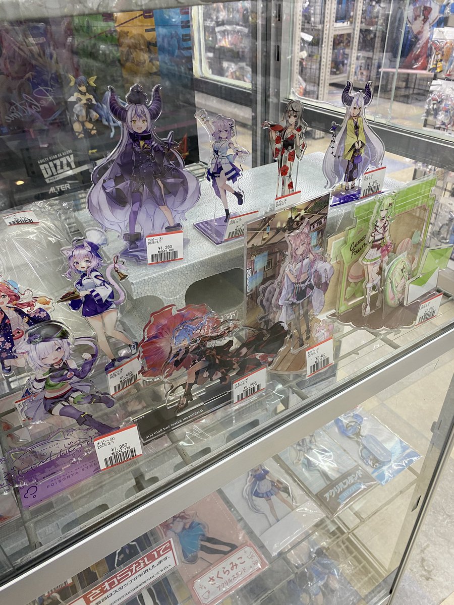 ブックタウン津島店価格情報】 ショーケース内のホロライブグッズ値段