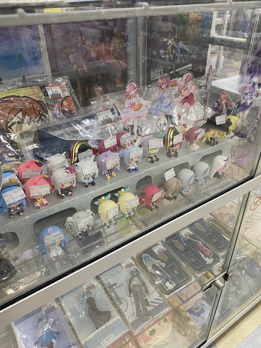ブックタウン津島店価格情報】 ショーケース内のホロライブグッズ値段