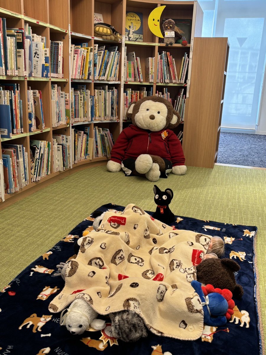 ぐっすり眠っていたみんな。
だれが一番はじめにお迎えに来てくれるかな？

じゃっきー さん、ぺんちゃん さん、あんちゃん さん、ミギャ さん、パンパン さん、ミャクミャク さん、ゆきちゃん さん、ねねちゃん さん、だだんだん さん楽しかったよ。
また石橋図書館にきてね🐵

#ぬいぐるみおとまり会