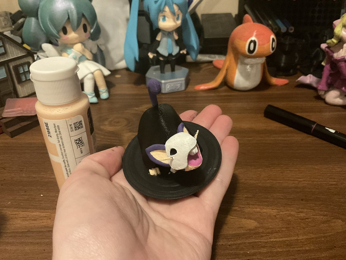 Late night model painting ^-^ This Rattata of the Opera turned out to be super cute!!

#3dmodel #paint #handpainted #rattata #phantomoftheopera