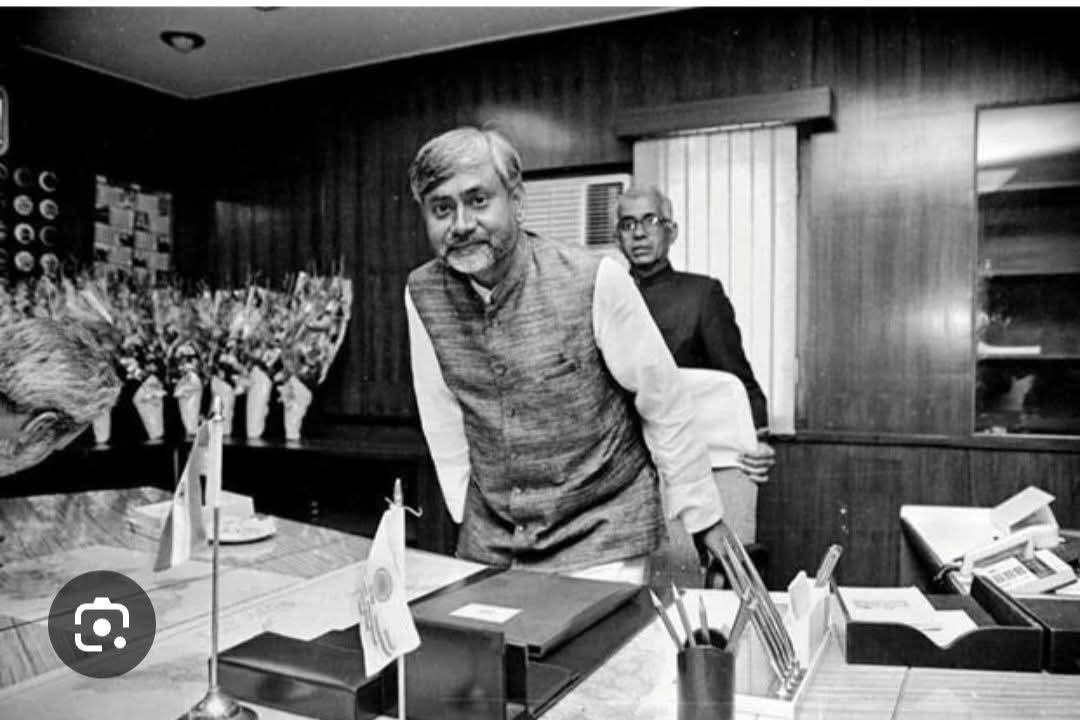 SHATRUD86301469's tweet photo. बीते 11 साल में नीतीश कुमार ने एक से बढ़कर एक चाणक्यों को पटखनी दी
लेकिन इस बार वो कुछ लोगों की घटिया स्ट्रेट्जी से नहीं बल्कि उम्र और सेहत से हारे, 
वरना जो जॉर्ज और JP की सोहबत में रहा हो उसे तुम राजनीति और कुर्सी से हटाओगे?
@NitishKumar ❤❤ https://t.co/TiaDM9aq3Q