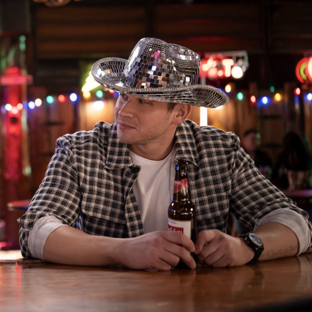 buckitallup's tweet image. this proving that buck likes pretty sparkly things 😣❤️