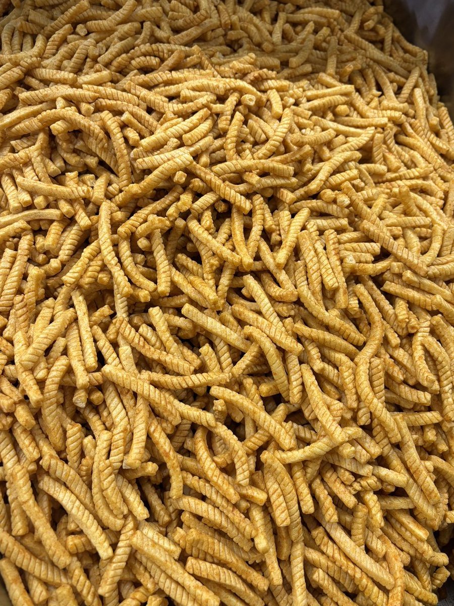 tenguseika's tweet photo. 本日はピリカレー生産日
本格的な辛さがあり
お客様からは
「ピリカレー　ピリッちゃうやん　ビリやんっ！！」
と愛情を持って突っ込んでいただきます。
いつもありがとうございます。🍛
#天狗製菓
#ピリカレー
#ビリカレーではありません https://t.co/5laGU0MKxS