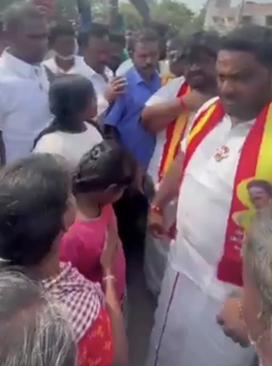 TVKActiveForce's tweet photo. TVK #Tirunelveli South officials met and consoled the affected people in Perumpathu village, #Nanguneri , Tirunelveli, the same day
following the brutal murd€rs that took place two nights back.

#TVK_People_Support https://t.co/Ptk6DY4e65