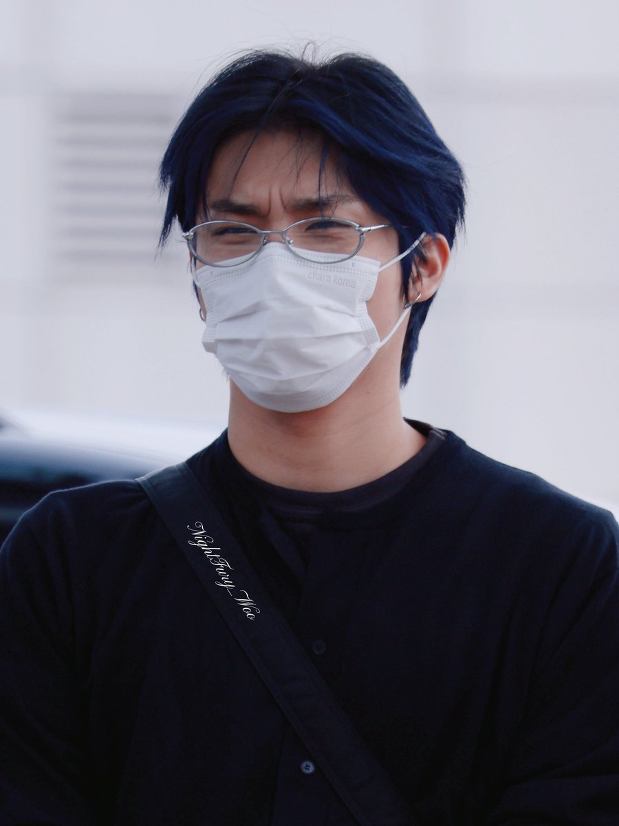 อมกกกกกก สีผมจองอูไม่ใช่สีดำแต่เป็น midnight blue  สีน้ำเงินเข้ม 🫠🫠🫠 สีสวยมากกกก ดีใจที่น้องกล้าทำสิ่งใหม่ๆๆ ฮือๆๆๆㅠㅠㅠㅠ