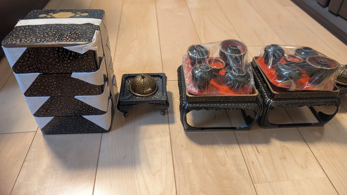 1980年代のお雛様のお道具類。箪笥や鏡台の小さい引き出しがちゃんと