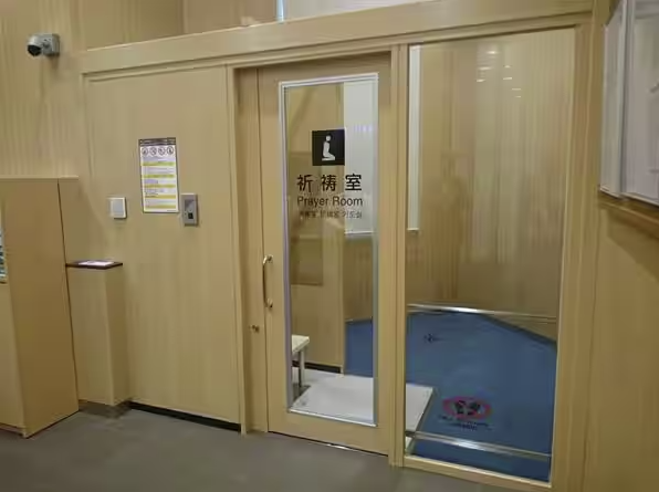 公共施設への礼拝室設置や民間への公金助成は、憲法20条・89条が禁じる「政教分離」への明白な違反だ。
最高裁の「津地鎮祭訴訟（1977年）」が示した目的効果基準に照らせば、一時的かつ世俗的慣習である地鎮祭とは訳が違う。