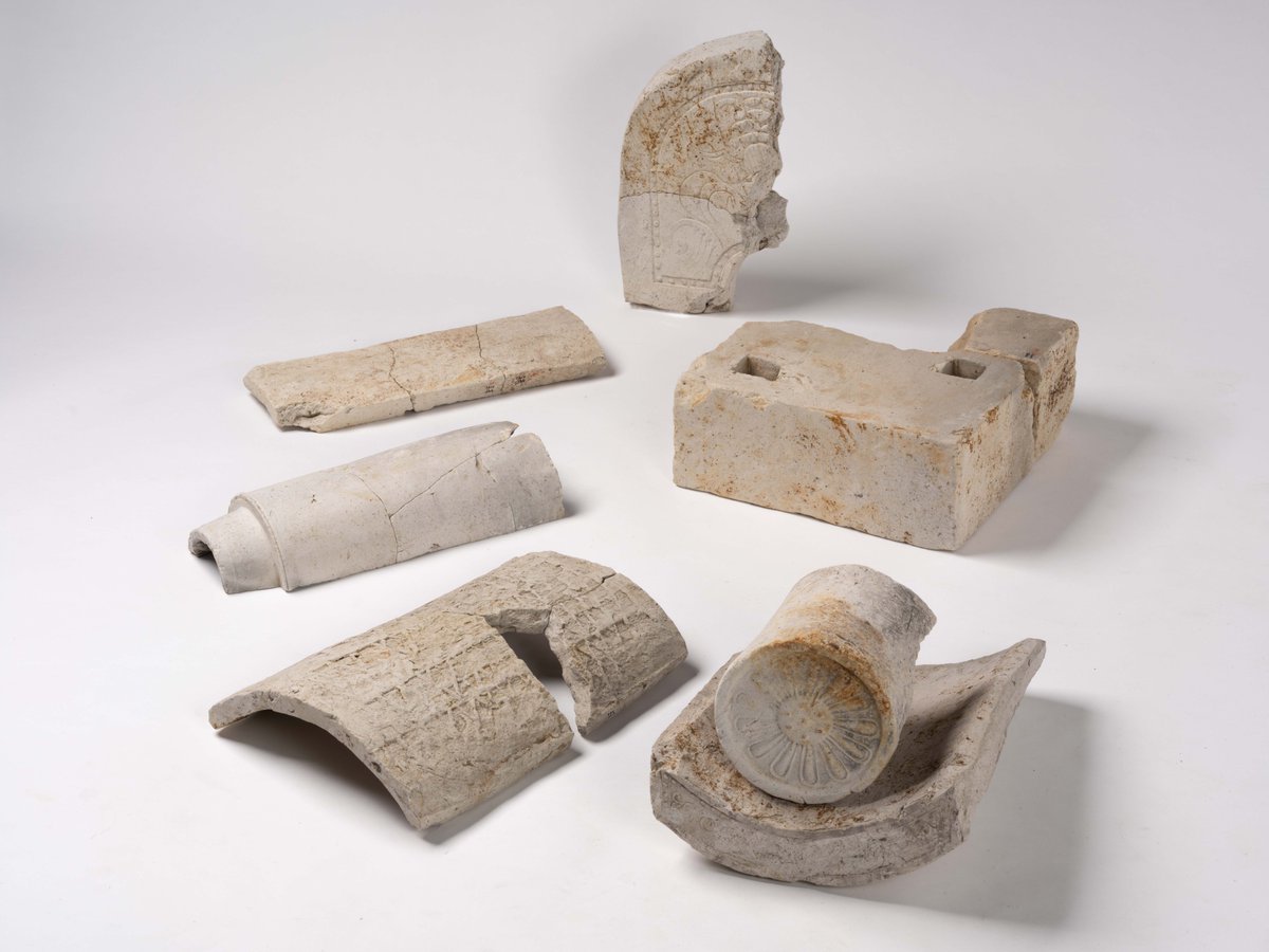 令和7年度春季速報展が開幕中！ロビーに並ぶ播磨産の瓦類は白色です