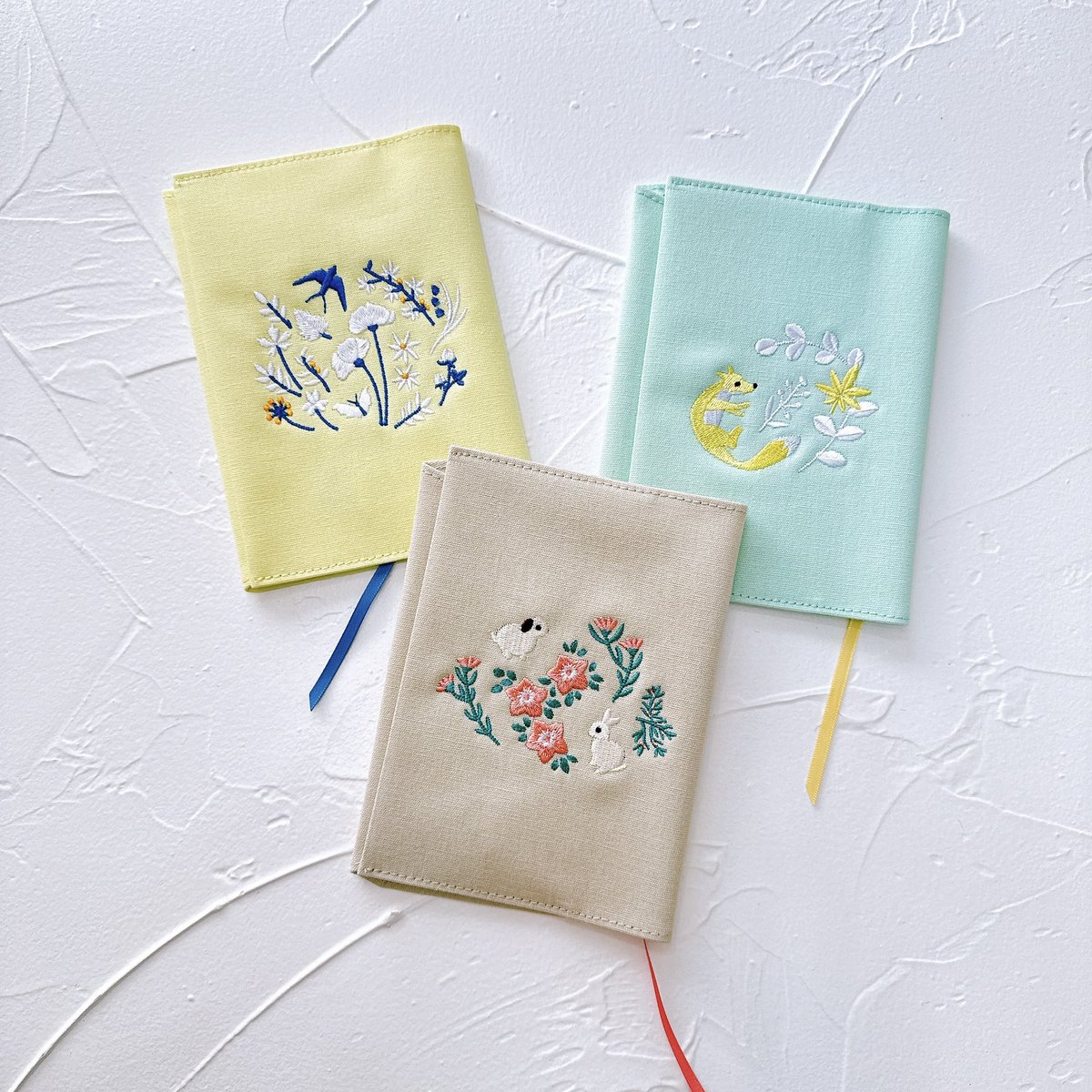 annastwutea's tweet photo. 【annas刺繍文具・第二弾】
学研ステイフルさんより販売されます

『アンナとラパン』でもお店と通販で
金曜日から販売開始です

今回は『annasの草花と動物のかわいい刺繍』
の図案から作っていただきました！

メッシュポーチ
ブックカバー
しおり
キーホルダー

https://t.co/oPJf5w3FHa https://t.co/ALSMGf1Kvv