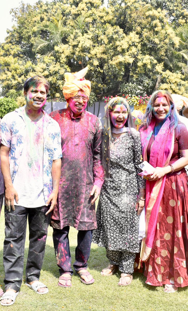 dr_hariom_ias's tweet image. होली की हुड़दंग 
#drhariomias #Holi #Colours