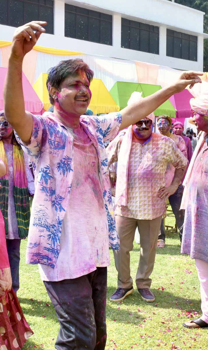 dr_hariom_ias's tweet image. होली की हुड़दंग 
#drhariomias #Holi #Colours