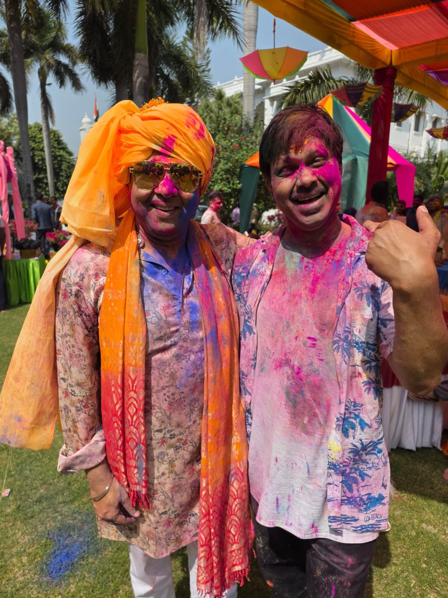 dr_hariom_ias's tweet image. होली की हुड़दंग 
#drhariomias #Holi #Colours
