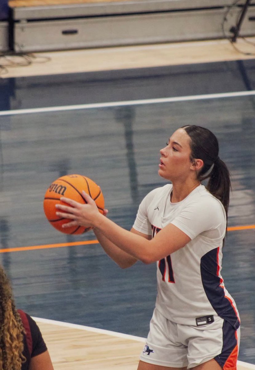 coach_pitz's tweet image. This kid! She loses her four fellow starters and the first three players off the bench and one year later leads us back to the Coliseum. Tons of up and coming talent around her but UNREAL leadership, defense, &amp;amp; scoring from everywhere on the floor to get us there. #uncommitted