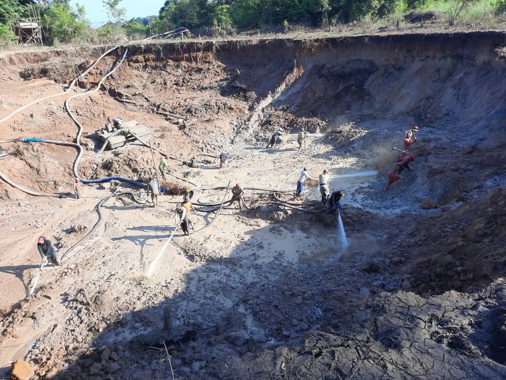 En Venezuela se está cometiendo el mayor ecocidio de nuestra historia.

Nuestra tierra no es un pedazo de suelo que se explota y se abandona…

Nuestra tierra es un ser vivo. Es selva, es río, es montaña, es Amazonía, es el pulmón que respira no solo por Venezuela sino por todo