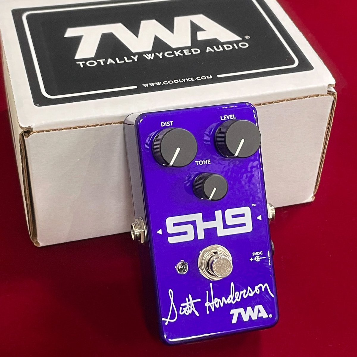 ROCKINN_namba's tweet image. 【#ロックイン難波】決算セール開催中！「#TWA」の"#SH9-S"は本国アメリカで数々の賞を受賞した1台。当店でも人気のモデルです★名機SD9を基にその生みの親である「田村進」氏が共同開発したスコット・ヘンダーソンのディストーション★当機はサインがプリントされた外観！→digimart.net/cat13/shop4773…